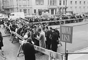 Exhibit Prints: New York Crowd Waits to See Mona Lisa
