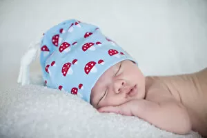 Images Dated 29th January 2011: Newborn baby, 3 weeks, sleeping, wearing a hat