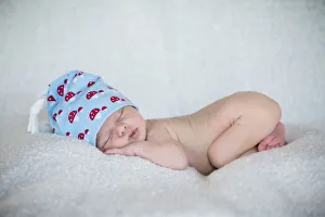 Images Dated 29th January 2011: Newborn baby, 3 weeks, sleeping, wearing a hat