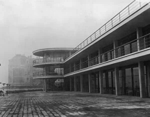 Images Dated 12th October 2005: The newly-built De La Warr Pavilion in Bexhill-on-Sea, East Sussex, 10th December 1935
