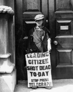 Dublin Prints: Newsboy Displaying Sign with Headline