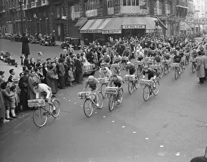 Bicycling Prints: Newsboy's Bicycle Race