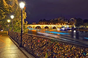 Night at the banks of the Seine in Paris