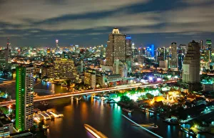 Images Dated 4th May 2012: Night view of Chaophraya river with light