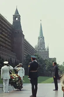 Huty31503 Prints: Nixon At Tomb Of Unknown Soldier In Moscow