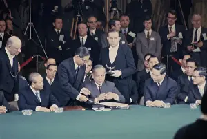 Huty29615 Prints: North Vietnam's Foreign Minister Nguyen Duy Trinh (R) signs the Agreement for Ending War and Restoring Peace
