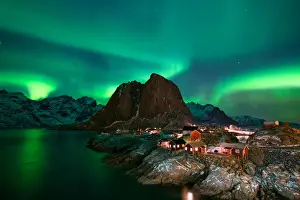 Northern Lights display over Hamnoy village in Lofoten (HamnAŝya)