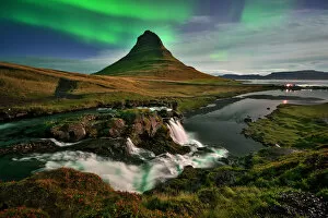 Images Dated 11th October 2017: Northern Lights in Iceland Kirkjufell mountain