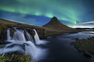 Images Dated 10th October 2017: Northern Lights at Kirkjufell mountain, Iceland