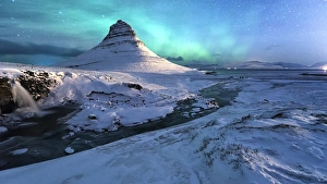Images Dated 21st February 2015: Northern lights over Mount Kirkjufell