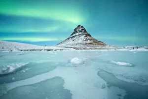 Pete Lomchid Landscape Photography Collection: Northern lights over Mount Kirkjufell