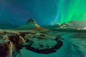 Images Dated 15th March 2015: Northern Lights at Mt. Kirkjufell