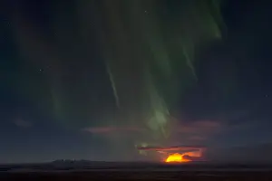 Phenomenon Prints: Northern lights and night-time glow of the Holuhraun fissure eruption north of the volcano Baroarbunga