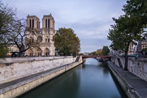 Images Dated 5th November 2011: Notre Dame de Paris