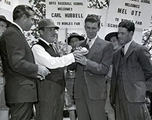 Displaying Prints: Ny Giants Standing W/World'S Fair Pres