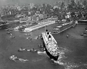 Images Dated 10th September 2005: Ocean liner with tug boats in NY harbor