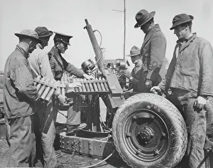 Huty 16961 Prints: Officers Inspecting