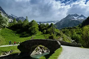 Images Dated 22nd May 2015: Old Bridge Over the Gave River, The Cirque Of Gavarnie, Hautes Pyrenees, France