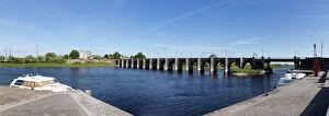 Development Collection: Old bridge over the River Shannon, Shannonbridge, County Offaly and Roscommon, Ireland, Europe