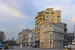 Havana Gallery: Old buildings on the street