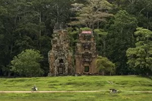 Ruined Gallery: Old ruins in Angkor Thom