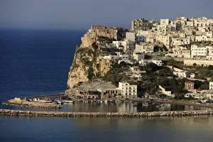 Images Dated 27th May 2011: Old town of Peschici, Peschici, Peschici, Apulia, Italy