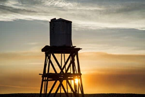 Images Dated 14th August 2015: Old wooden water tower at La Delta during Drought Spotlight number 3, Route 66, Victorville