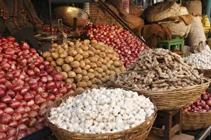 Karnataka Gallery: Onions, potatoes, ginger and garlic, Devaraja Market, Mysore, Karnataka, South India, India