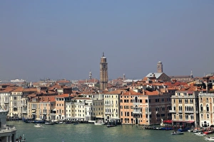 Images Dated 21st April 2015: Ornate Buildings alongside the Grand Canal