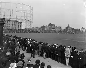 Oval Crowd