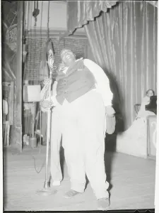Memphis Prints: Oversized Man Singing at Amateur Night