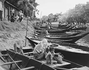 East Pakistan Prints: Pakistan Villagers at Boat Site