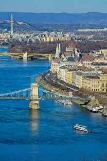 Images Dated 29th November 2015: Panorama of Budapest, Hungary, with the Chain Bridge and the Parliament