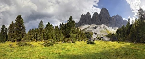 Images Dated 22nd August 2011: Panoramic view on Adolf-Munkel-Weg trail, Geisler massif, Villnoesstal valley, Geisler group