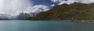 Panorama Collection: Panoramic view of Lago Nordenskjold, Lake Nordenskjold, in front of the mountains Cuernos del
