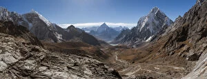 Images Dated 8th October 2015: Panoramic view of the mountains from Chola pass