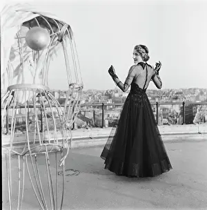 Huty25457 Prints: Paris Fashion by Bill Brandt