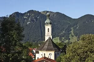 Sceneries Collection: Parish Church of St. Jakob in Lenggries and Brauneck, Upper Bavaria, Bavaria, Germany, Europe
