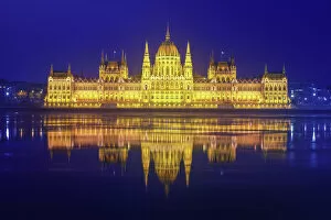 Images Dated 14th February 2012: The Parliament of Hungary with the Danube river (Budapest, Hungary) in the night