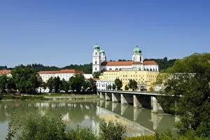 Passau, St. Stephans Cathedral, Marienbruecke or Marys Bridge crossing the Inn River, Lower Bavaria, Bavaria, Germany