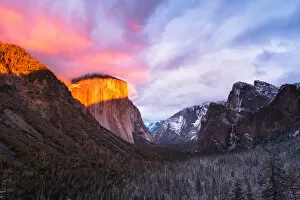 Images Dated 26th November 2015: Pastel Yosemite national park tunnel view
