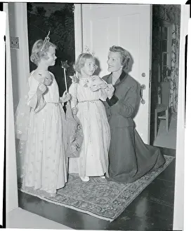 Halloween Prints: Patricia Nixon with Daughters