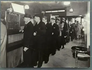 Oslo Prints: Patrons Lined Up to Exchange Banknotes