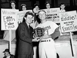 Pee Wee Reese Gives Eddie Fisher Award
