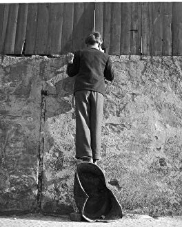 Berlin Wall (Antifascistischer Schutzwall) Collection: Peeping Tom