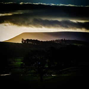 Images Dated 29th December 2015: Pendle First Light