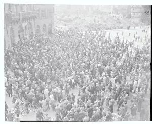 Frankfurt Prints: People Gathering to Hear Willi Knothe