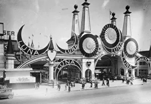 Images Dated 20th January 2016: People outside the entrance to Luna Park on Coney Island, New York