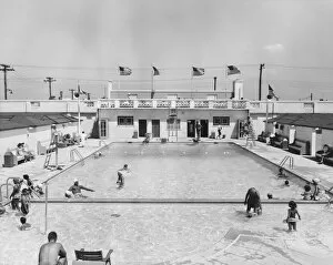 Images Dated 10th October 2006: People relaxing in outdoor pool (B&W), elevated view