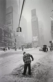 Manhattan Gallery: People shoveling snow in Times Square